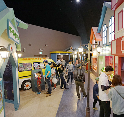 공룡마을을 관람하는 관람객 모습