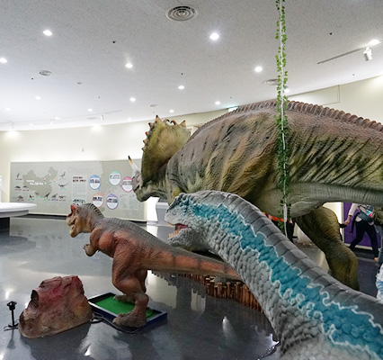 공룡모형이 보이는 전시실 내부모습