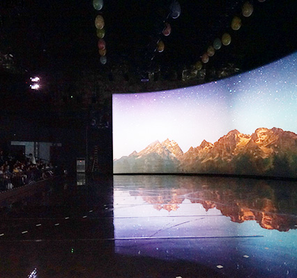 공연장에서 스크린 상영모습