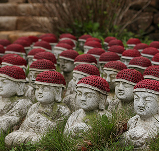 불상이 줄지어 세워진 모습