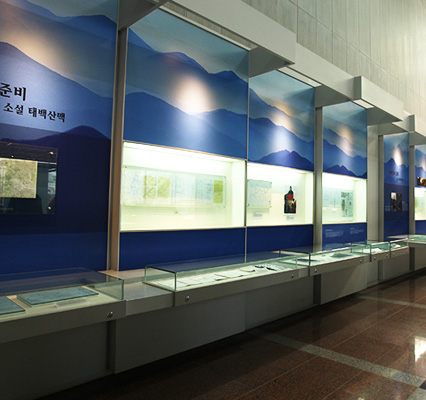 둘째마당의 내부로 벌교, 작품등이 전시된 전시실 내부모습