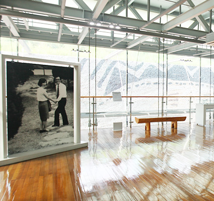 넷째마당의 내부로 조정래작가와 아내의 사진이 걸린 전시관 내부