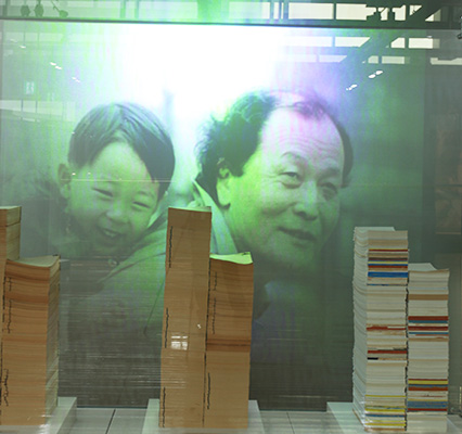 다섯째마당의 내부로 조정래작가의 사진이 걸려있고 책들이 쌓여있는 전시관 내부