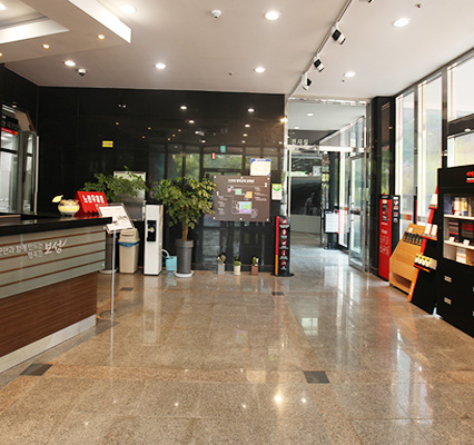 문학관안내데스크 전경