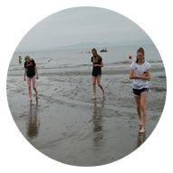 물놀이를 즐기고 있는 외국인들