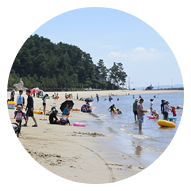 물놀이를 하고있는 사람들